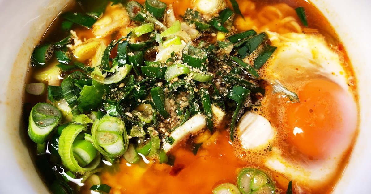 インスタントラーメンのアレンジで、辛くしたい場合はどうしたら良いですか？