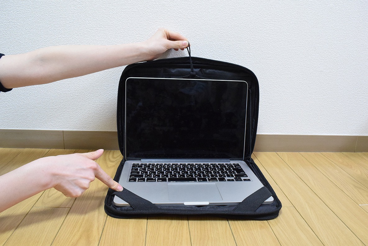 パソコンのカバーを開ける